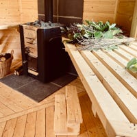 Venez découvrir notre espace Bania BABOUCHKA dans la campagne tourangelle. Nous proposons dans notre sauna sibérien, une palette de soins bien-être, uniques et atypiques.
